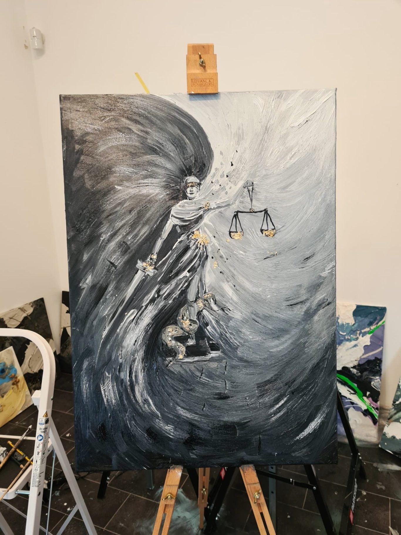 Justitia (nicht verfügbar) Abstrakte monochrome Malerei mit Wellen und stilisierter Figur.