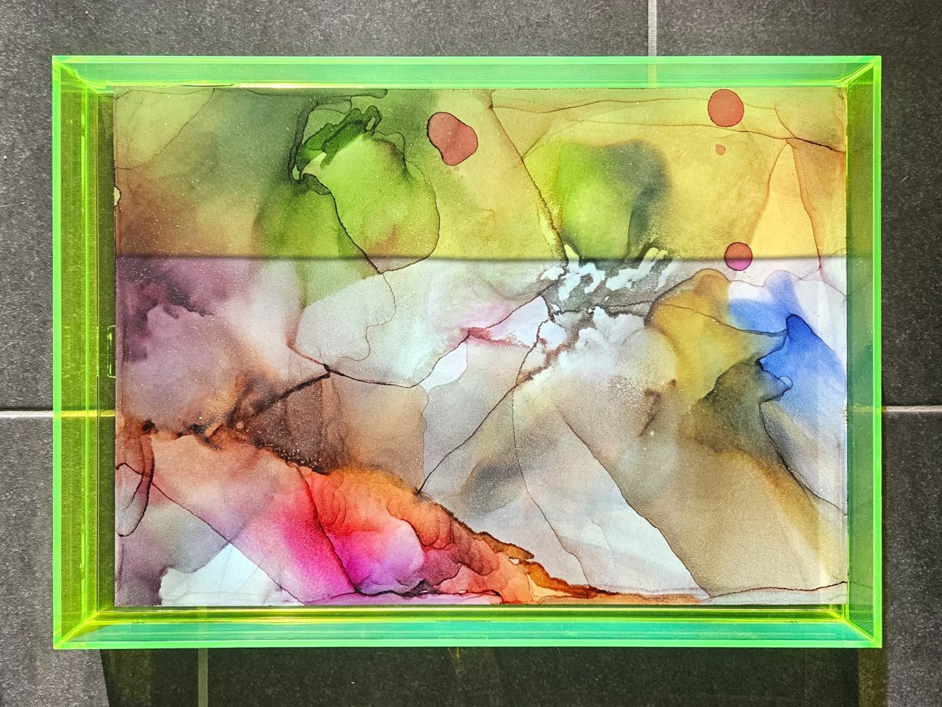 Jahresrauschen, 85€* Bunte, abstrakte Farbkomposition in einem transparenten Rahmen.