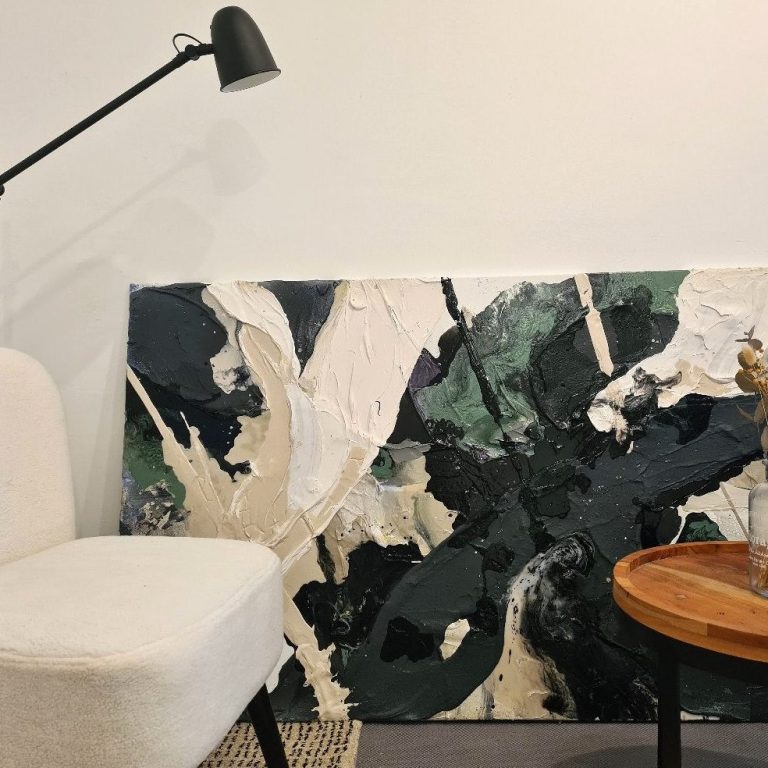 Sitzgelegenheit neben großformatigem abstraktem Gemälde und Stehlampe.