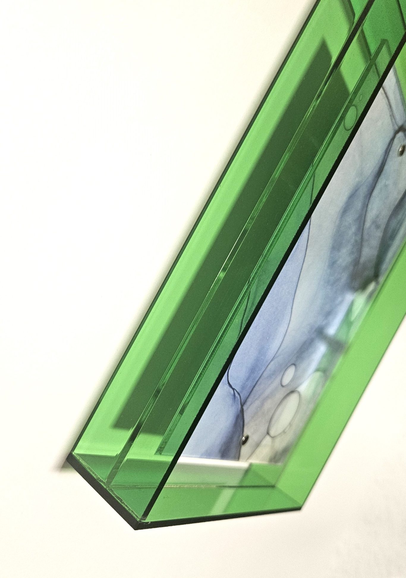 Tauklang, 45€* Grüne transparente Struktur mit einer geometrischen Form und einem blauen Inneren.