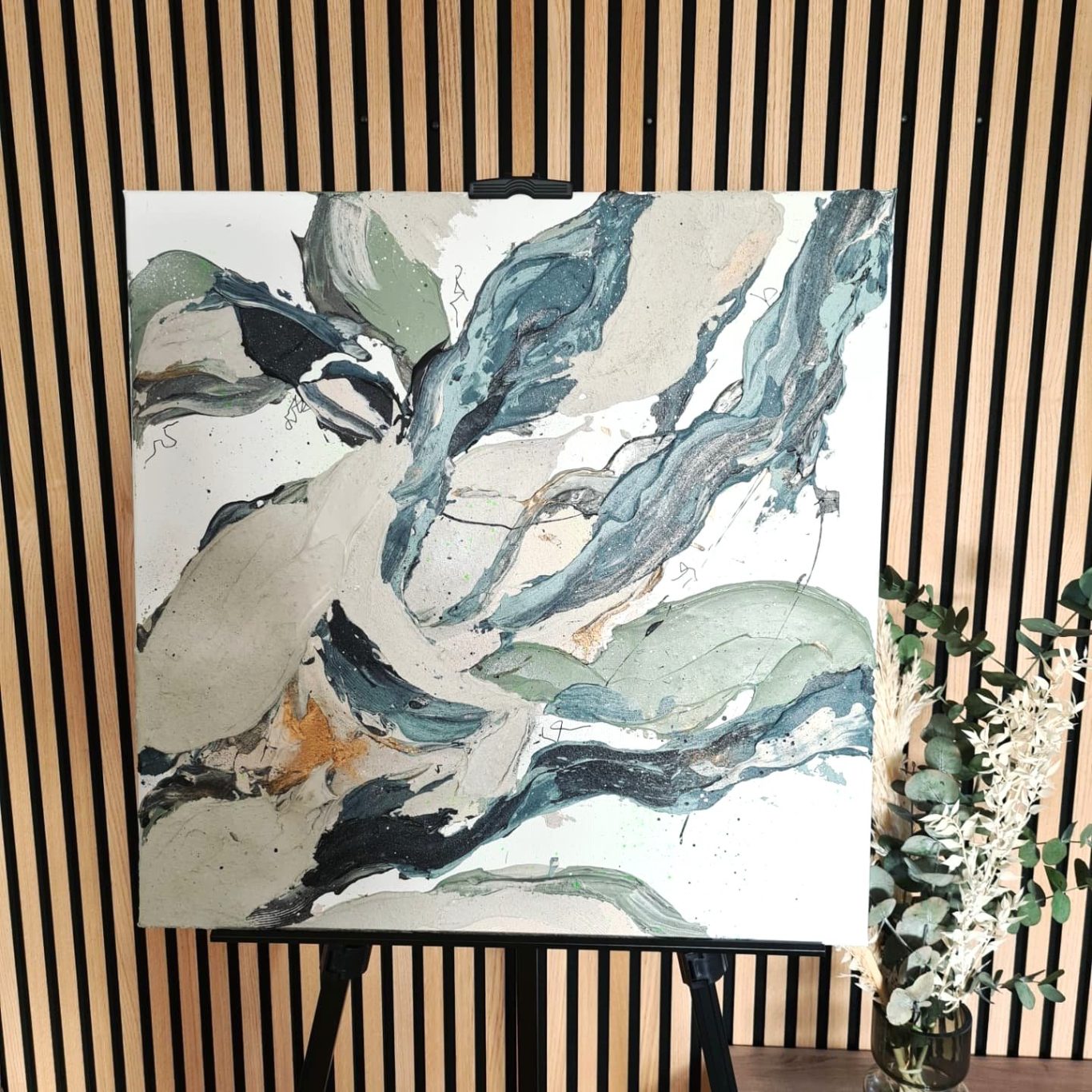 Petroleige Beige (nicht verfügbar) Abstrakte Komposition mit blauen und grünen Blättern vor einer Holzwand.