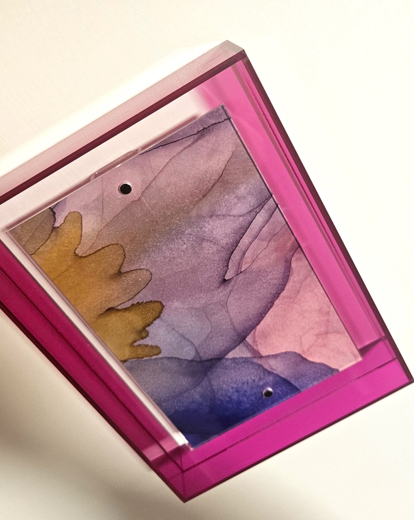 Rosenzipf, 45€* Bunter, abstrakter Hintergrund mit fließenden Farben in Pink, Gelb und Blau.