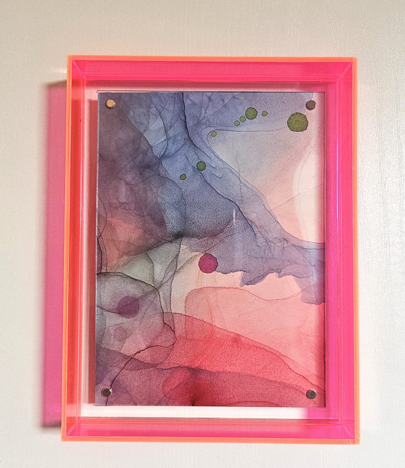 Strahlkraft (nicht verfügbar) Wasserfarbengemälde in pinkem Rahmen mit sanften Farbtönen von Blau, Rosa und Grün.