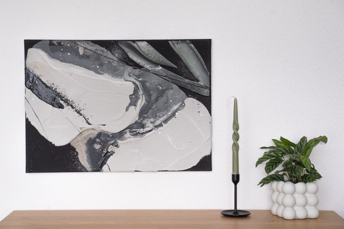 Kalithea Black Medium, 50 x 70 cm, 600€* Abstrakte Malerei in neutralen Farben, dekoriert mit einem eleganten Pflanzenarrangement.