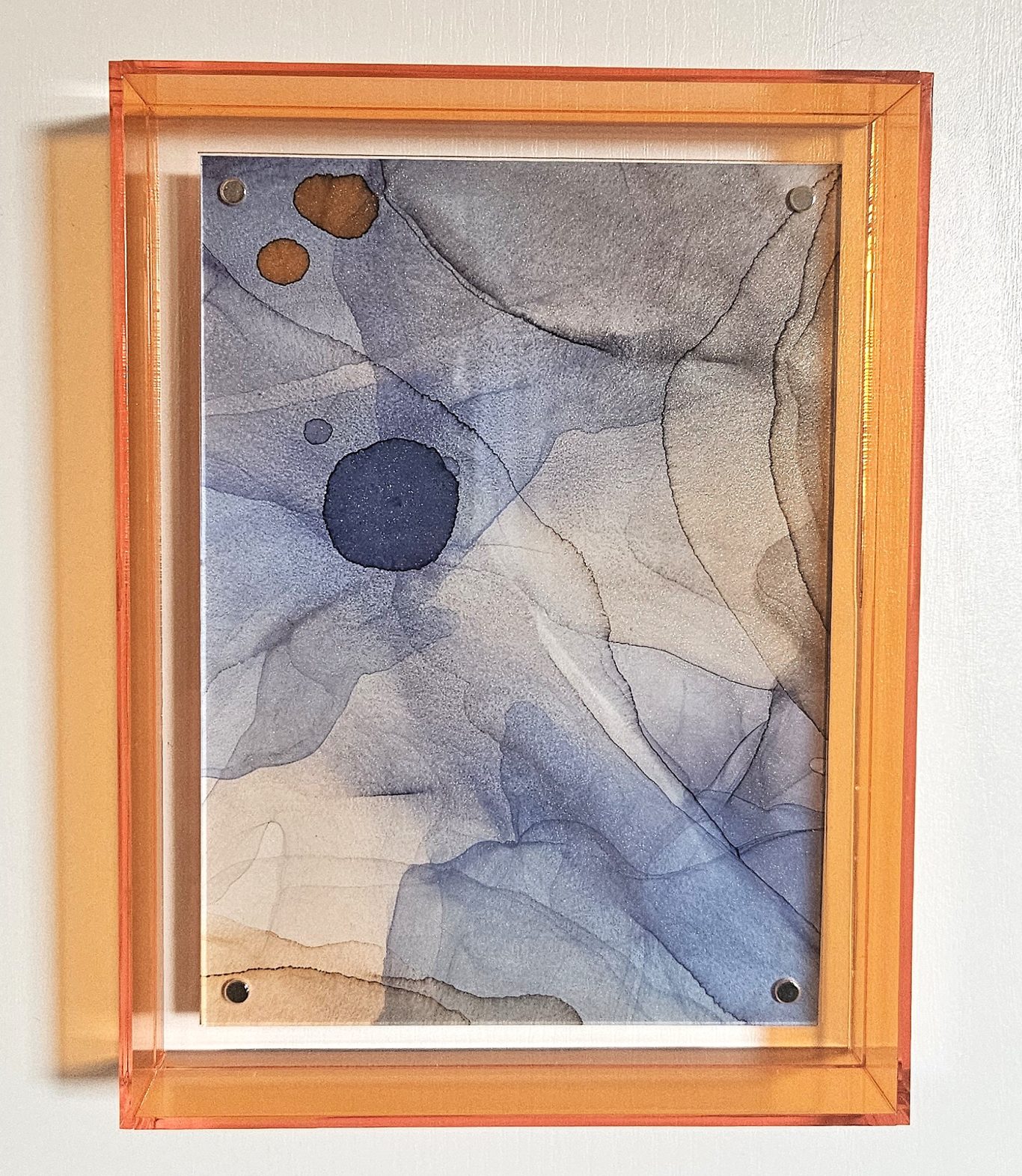 Laubflug, 65€* Abstrakte Kunst mit blauen und braunen Farbtönen in einem orangefarbenen Rahmen.