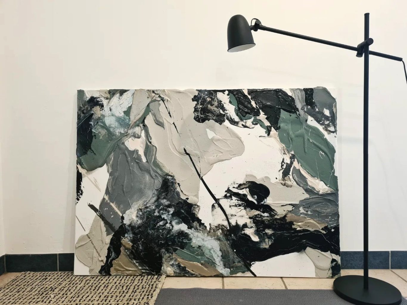 Petroleige XXL (nicht verfügbar) Abstractes Kunstwerk mit neutralen Farben und dynamischen Formen, neben einer Stehlampe.
