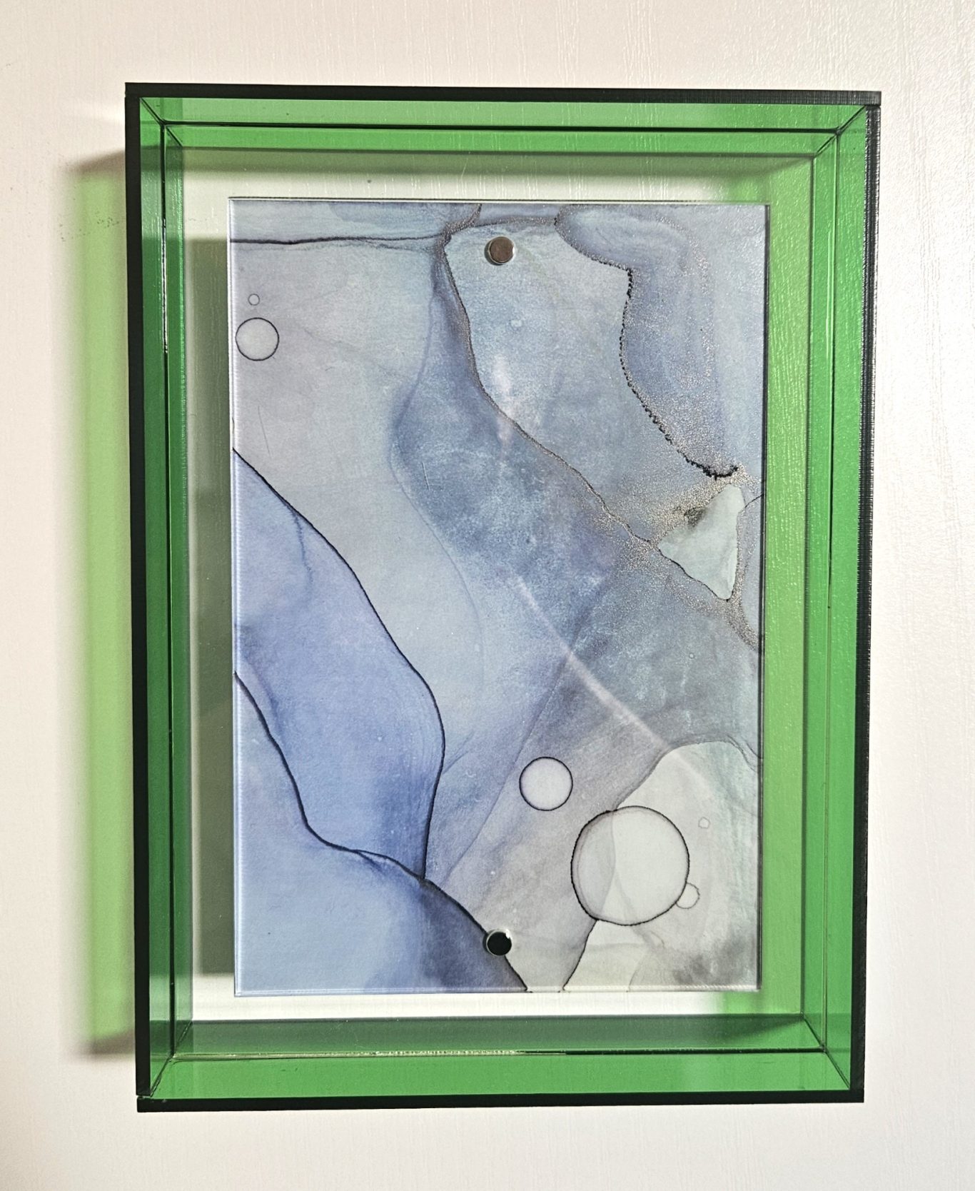 Tauklang, 45€* Abstrakte aquarellähnliche Darstellung in blauen und grünen Tönen, gerahmt in grünem Rahmen.